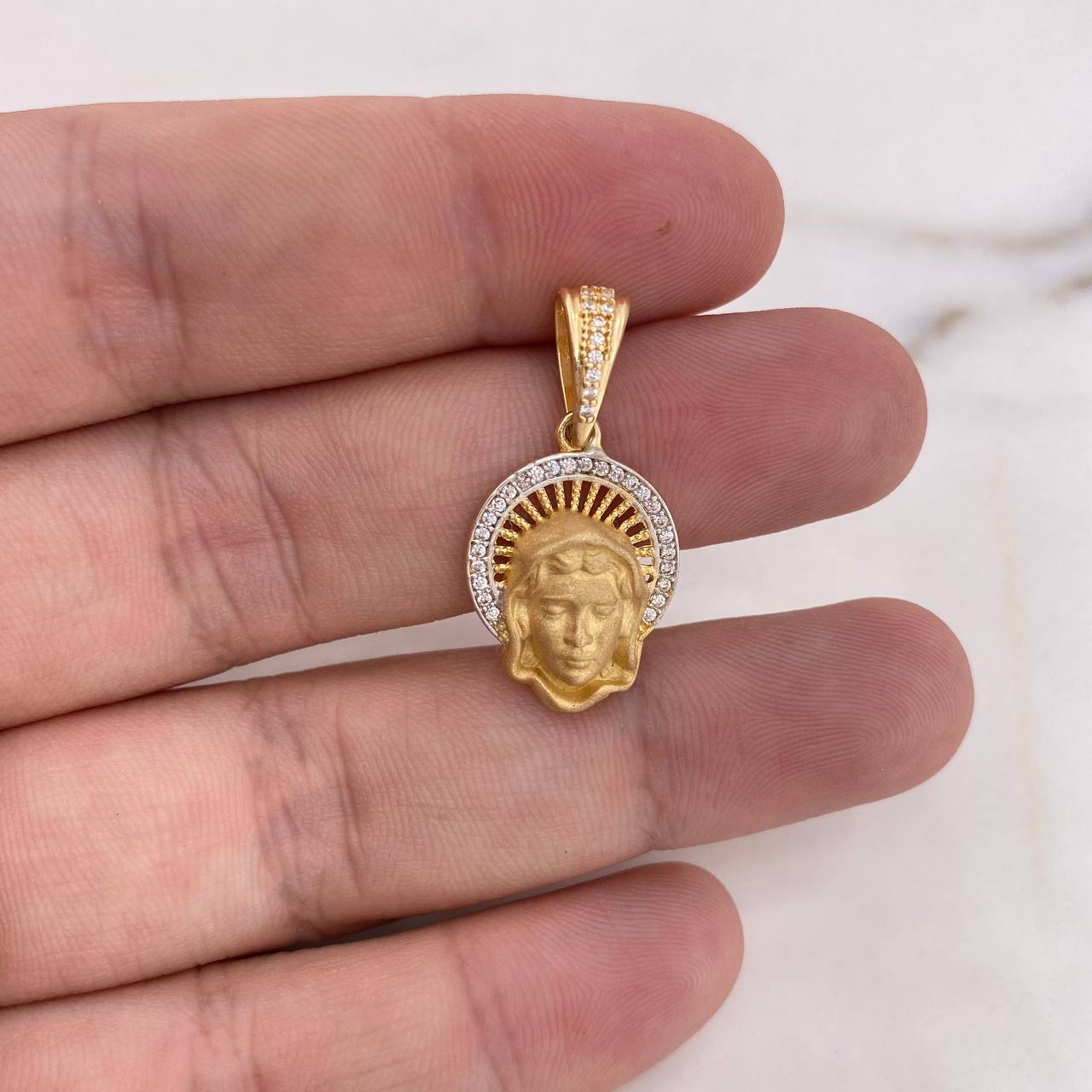 Dije Virgen Maria 3.85gr / 3cm / Circones Blancos Dos Oros Amarillo Blanco 18K $