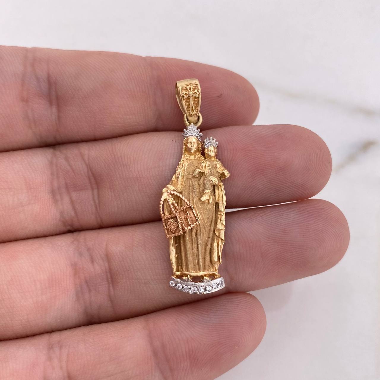 Dije Virgen Del Carmen 6.25gr / 4.3cm / Circones Blancos Tres Oros 18K $
