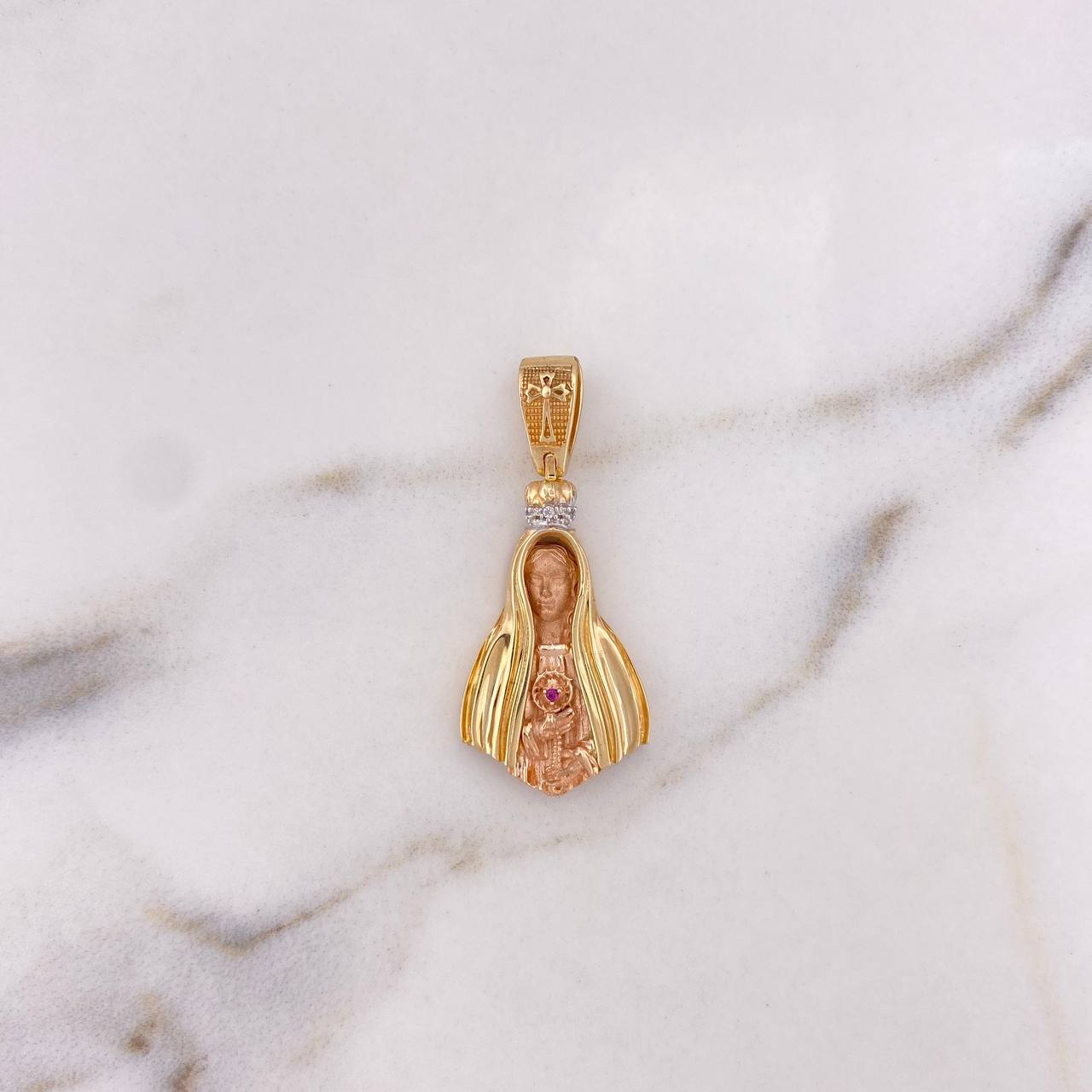 Dije Rostro Virgen 4.5gr / 3.5cm / Circones Blancos Fucsia Tres Oros 18K $