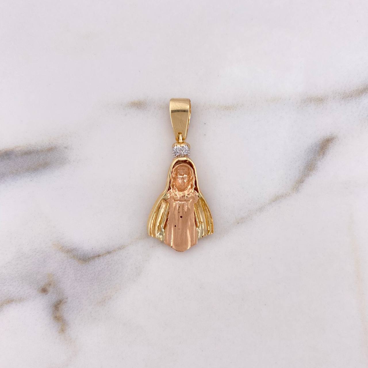Dije Rostro Virgen 4.5gr / 3.5cm / Circones Blancos Fucsia Tres Oros 18K $