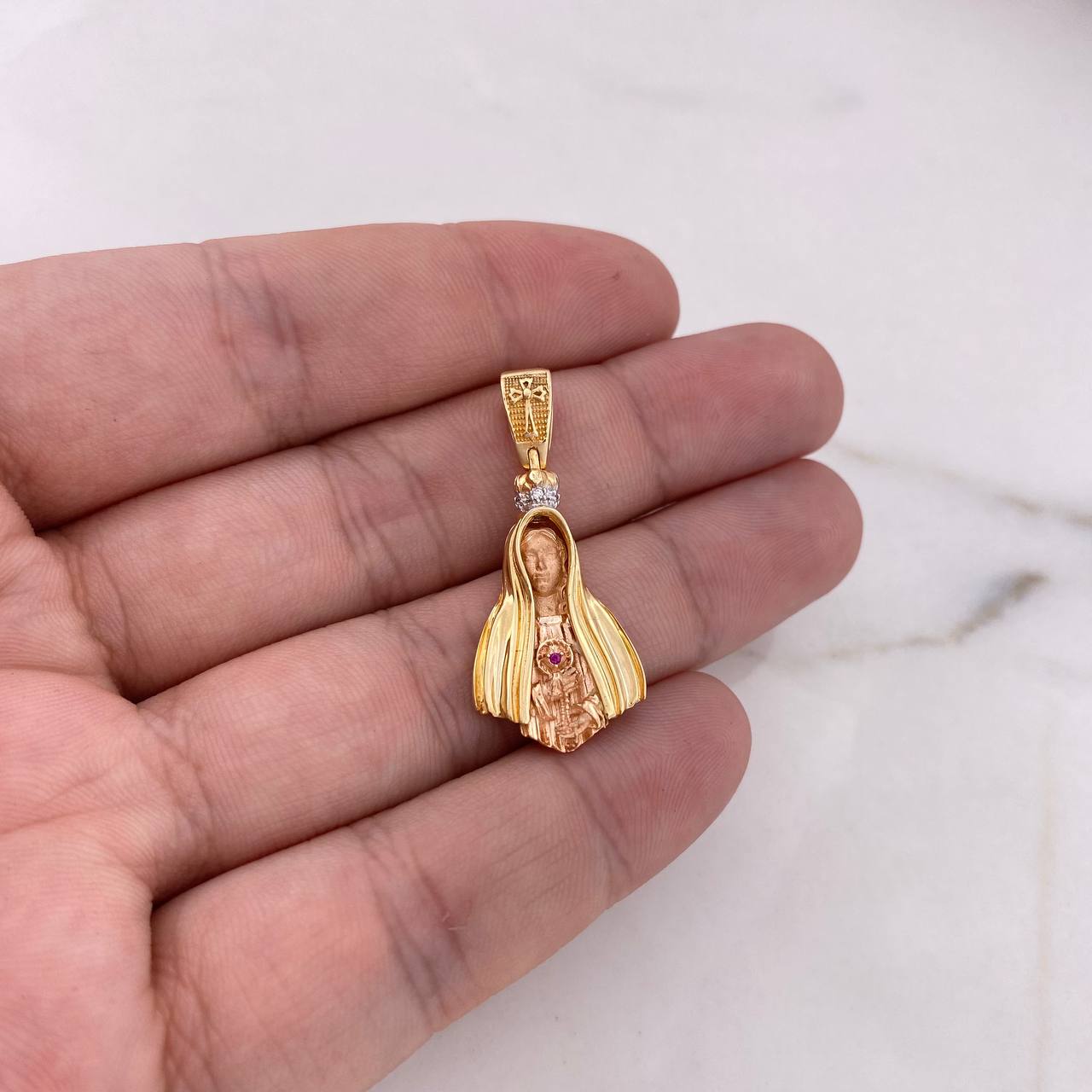 Dije Rostro Virgen 4.5gr / 3.5cm / Circones Blancos Fucsia Tres Oros 18K $