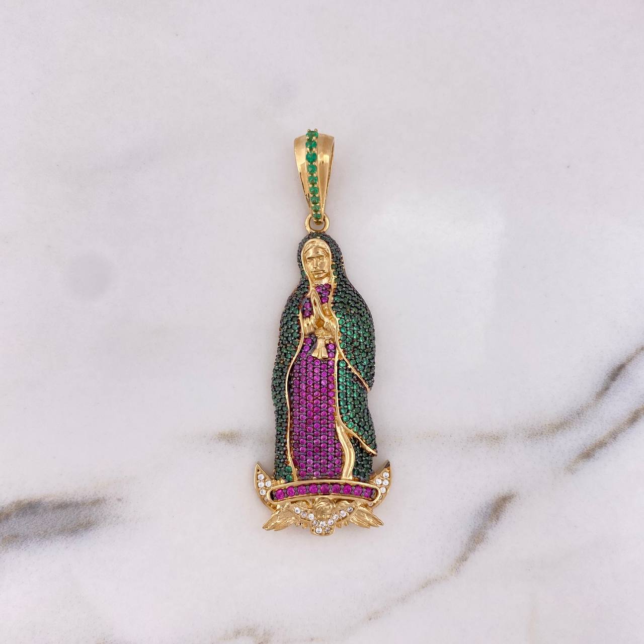 Dije Virgen Guadalupe 13.5gr / 6.4cm / Circones Verdes-Fucsias-Blanco Oro Amarillo 18K $