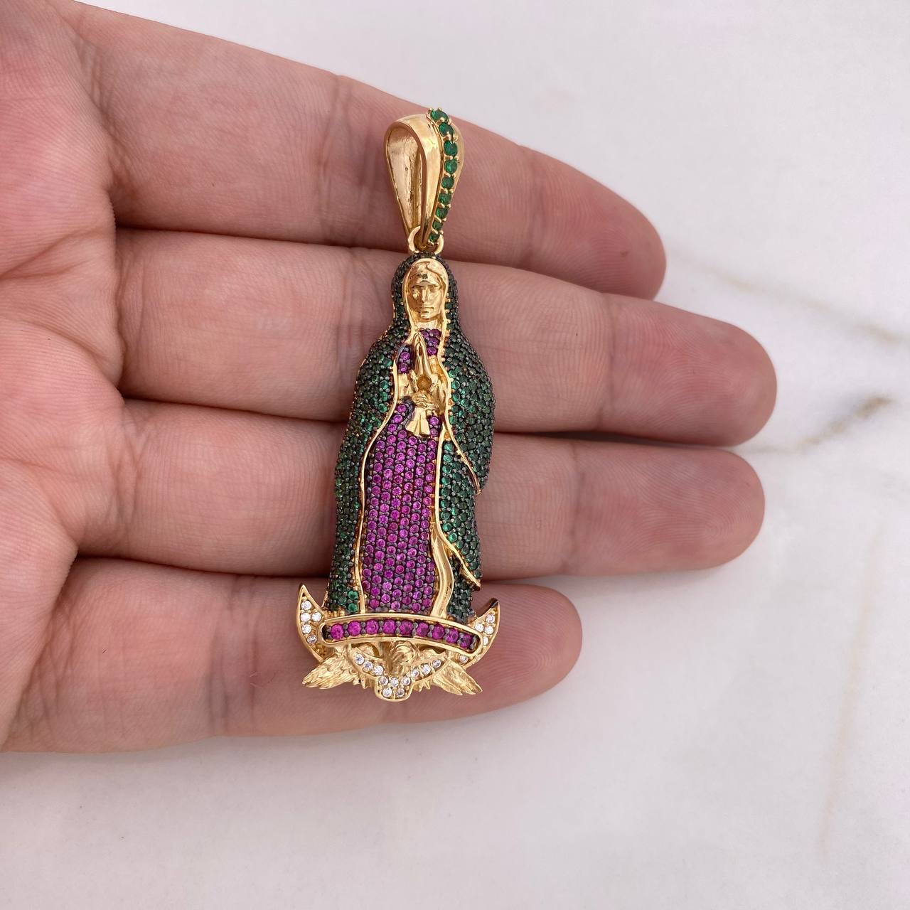 Dije Virgen Guadalupe 13.5gr / 6.4cm / Circones Verdes-Fucsias-Blanco Oro Amarillo 18K $