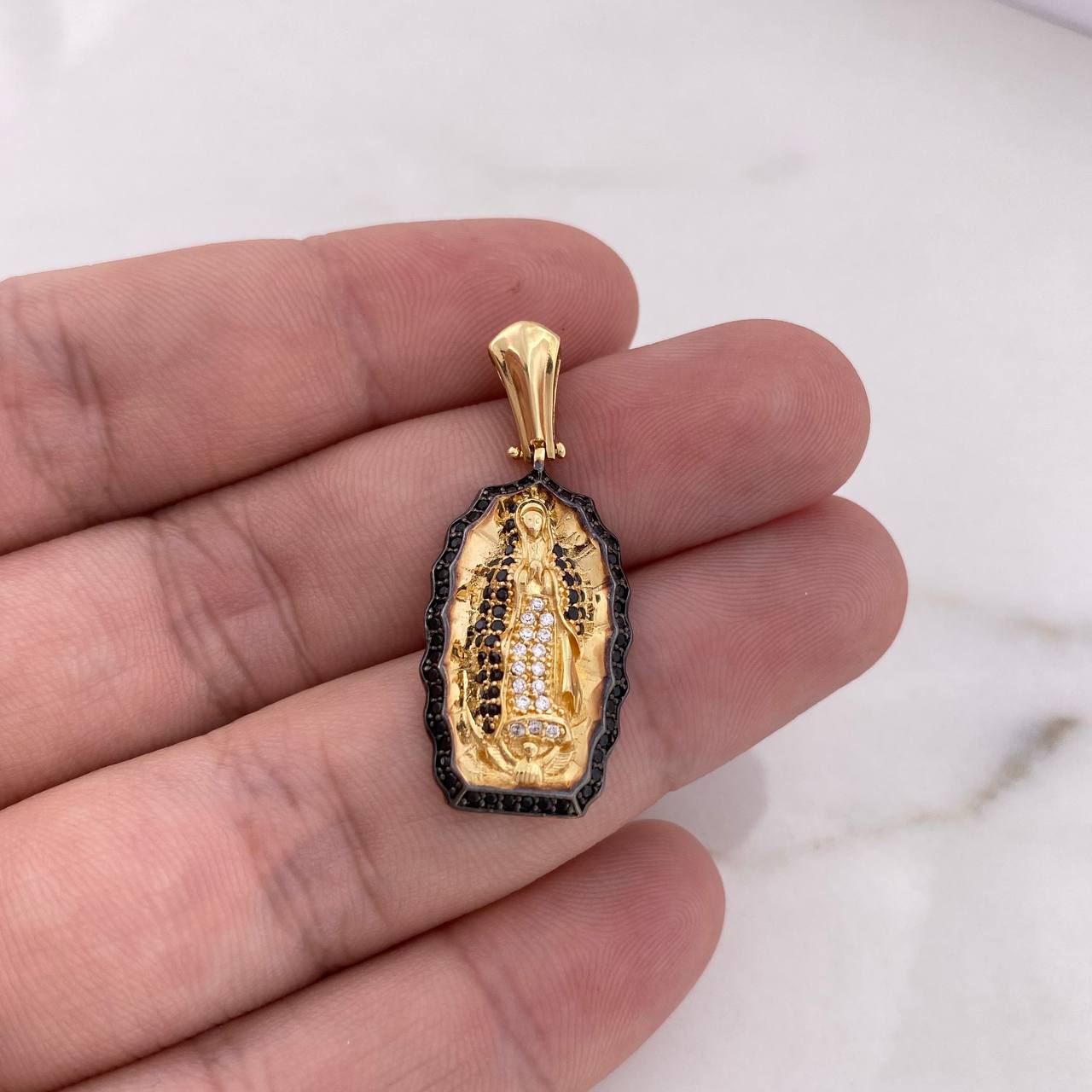 Dije Virgen Guadalupe 5.25gr / 3.6cm / Circones Blancos Negros Oro Amarillo 18K #