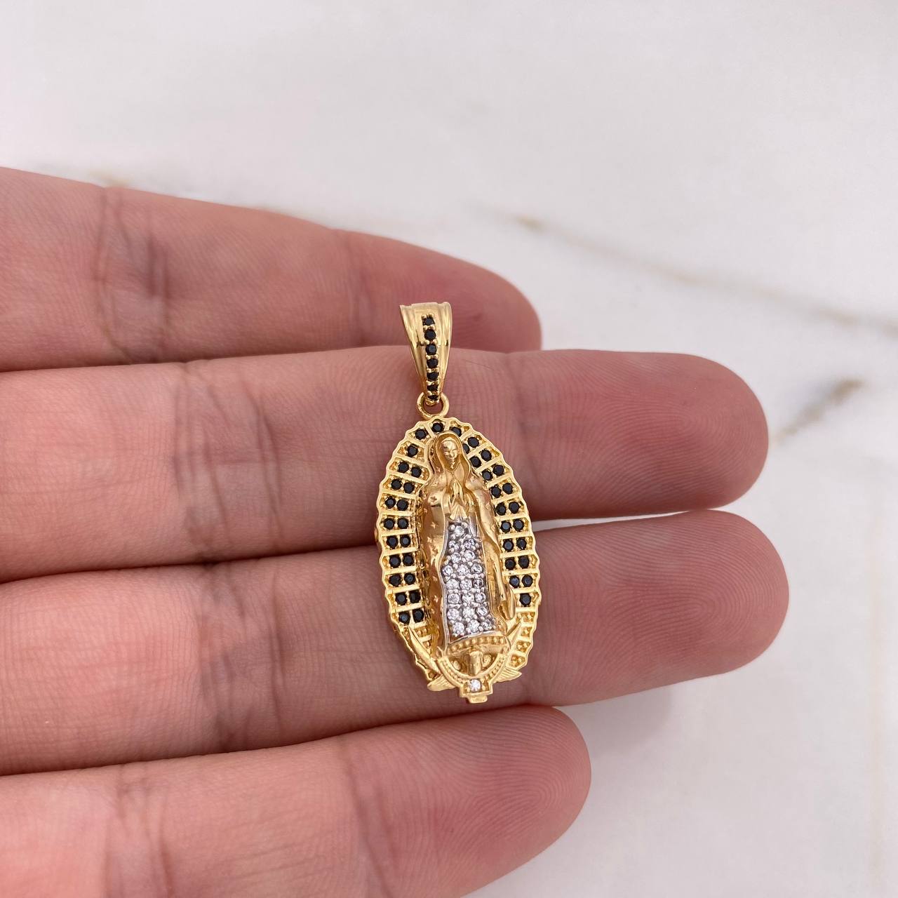 Dije Virgen Guadalupe 5.75gr / 3.5cm / Circones Blancos Negros Dos Oros Amarillo Blanco 18K $