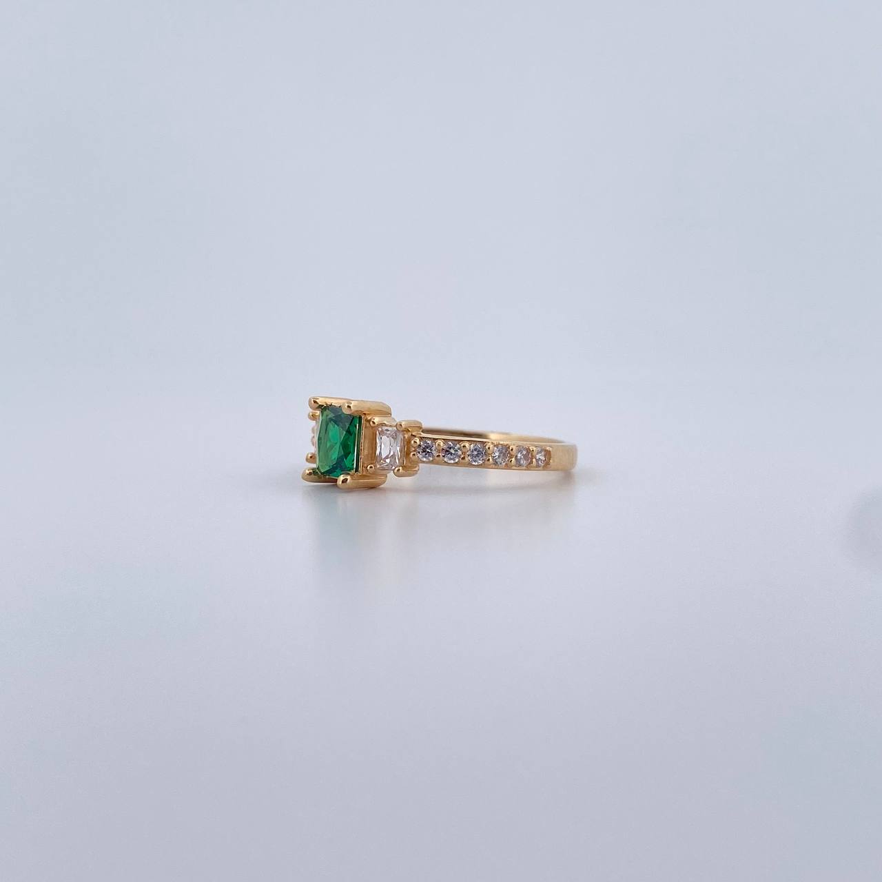 Anillo Solitario Halo Estela 2.8gr / T6 3/4 / Circones Verde Blancos Oro Amarillo 18K &