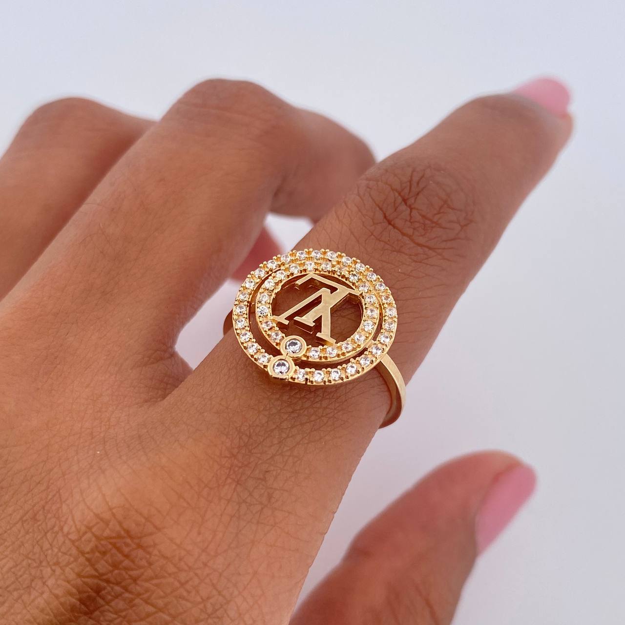 Anillo LV Circulo 2.6gr / T6 1/4 / Circones Blancos Oro Amarillo 18K &