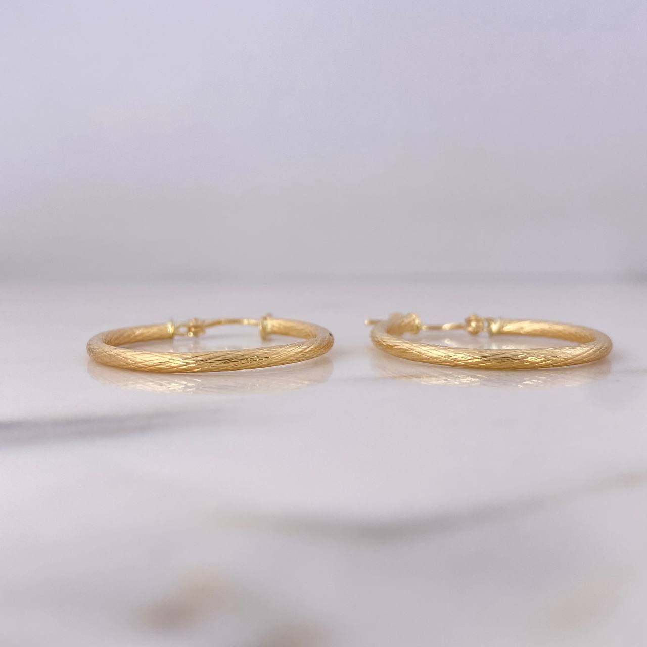 Candongas Lenore 1.5gr / 2.7cm / Rayadas Oro Amarillo 18K $