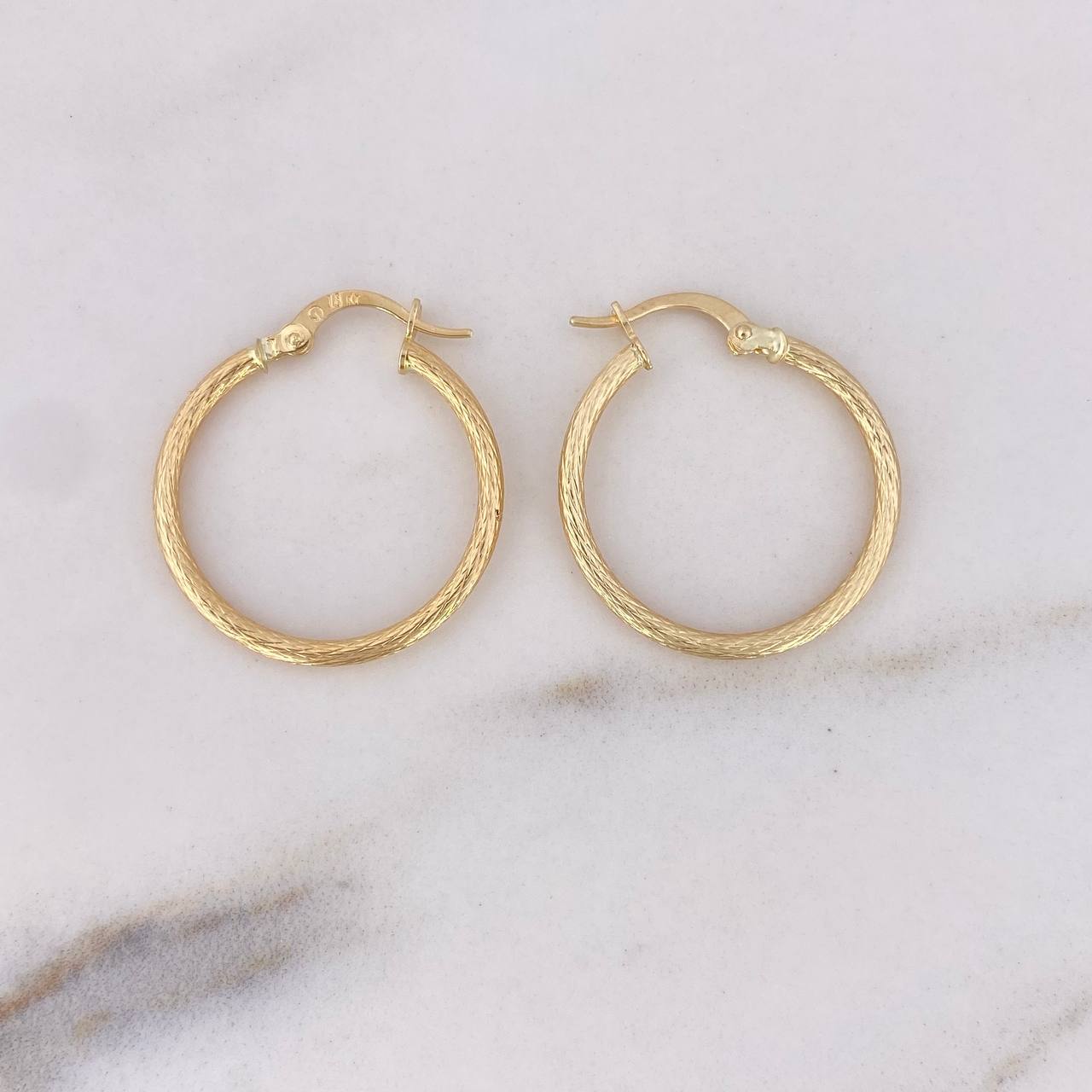 Candongas Lenore 1.5gr / 2.7cm / Rayadas Oro Amarillo 18K $