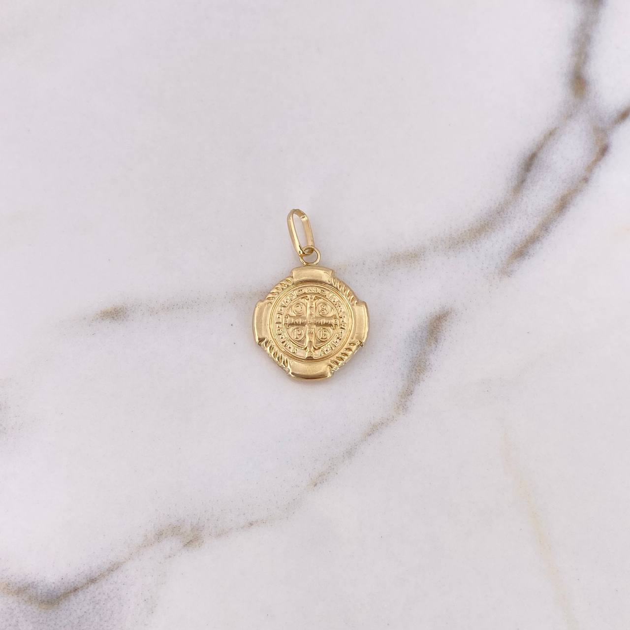 Dije San Benito 1.95gr / 3.1cm / Troquelado Oro Amarillo 18K #
