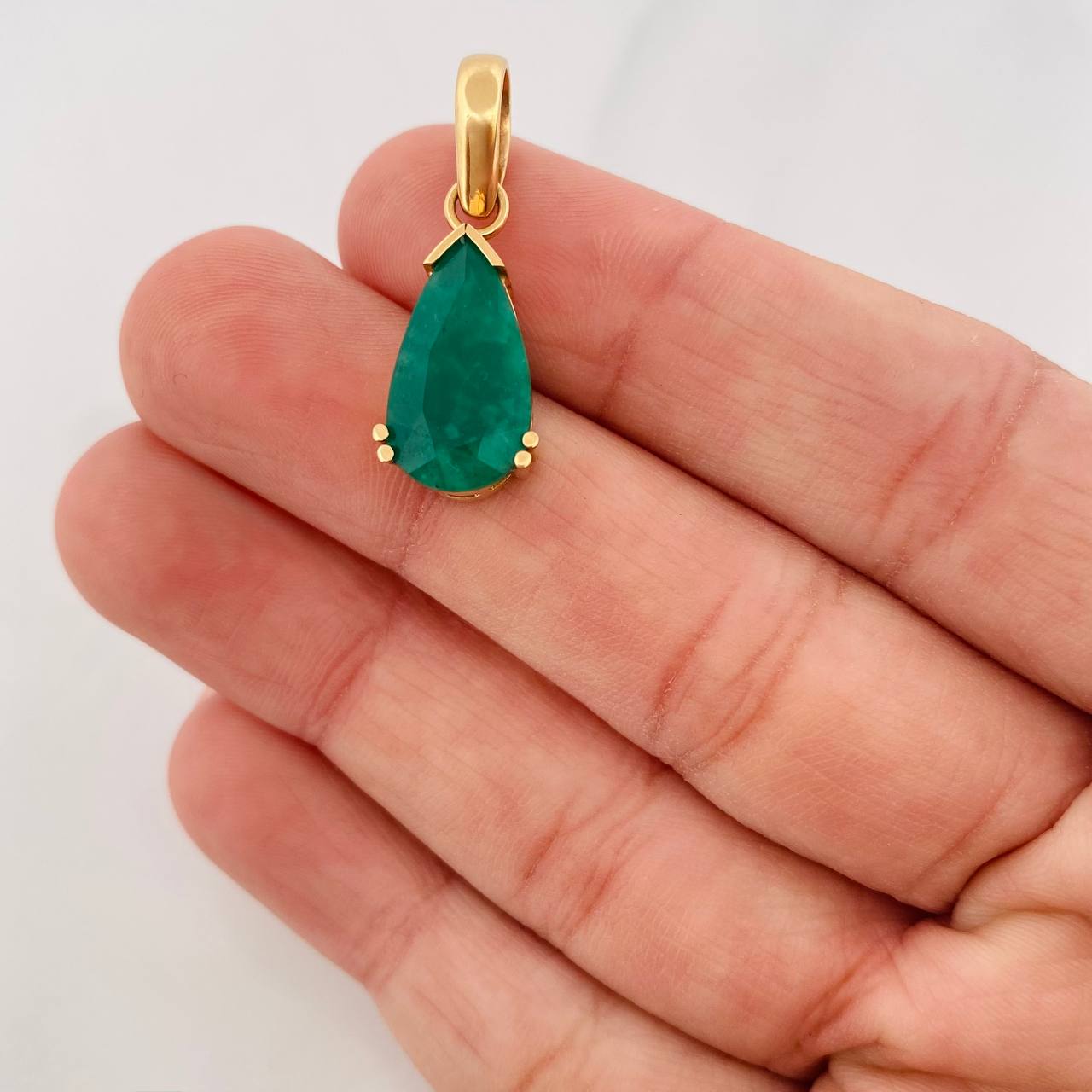 Dije Lágrima Esmeralda 3.8qts 3.3g / 2.8cm Oro Amarillo 18K