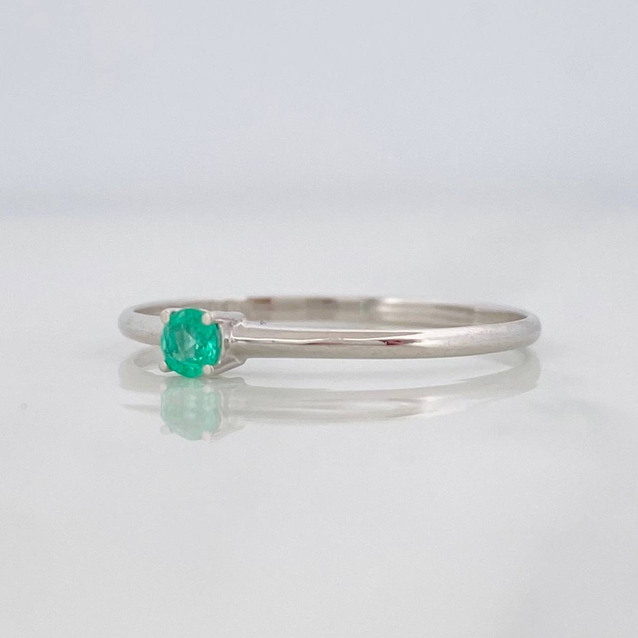 Anillo Solitario Esmeralda 9pts 0.85g / T7 1/4 Oro Blanco 18K