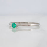 Anillo Solitario Esmeralda 9pts 0.85g / T7 1/4 Oro Blanco 18K