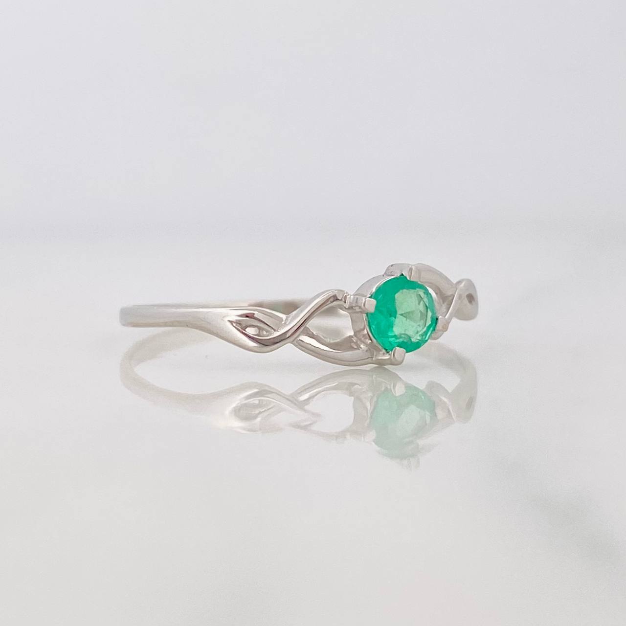 Anillo Solitario Esmeralda 21pts 0.85g / T7 1/4 Oro Blanco 18K