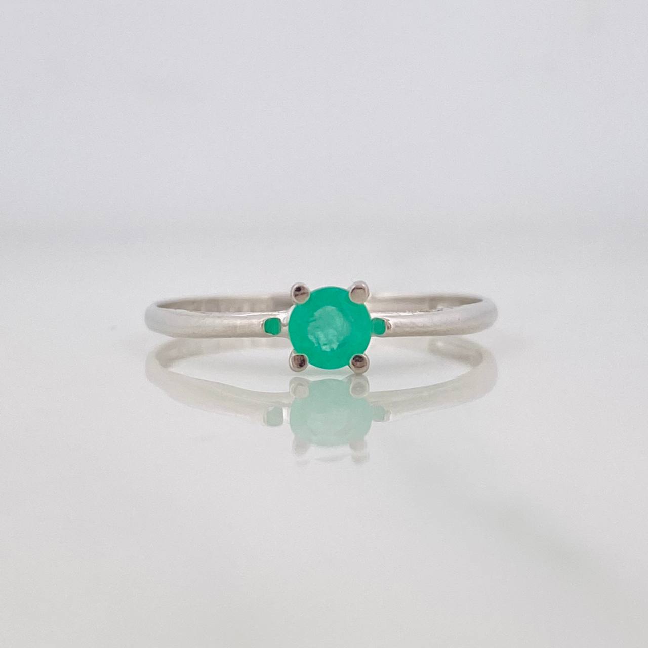 Anillo Solitario Esmeralda 24pts 1.15g / T7 1/4 Oro Blanco 18K