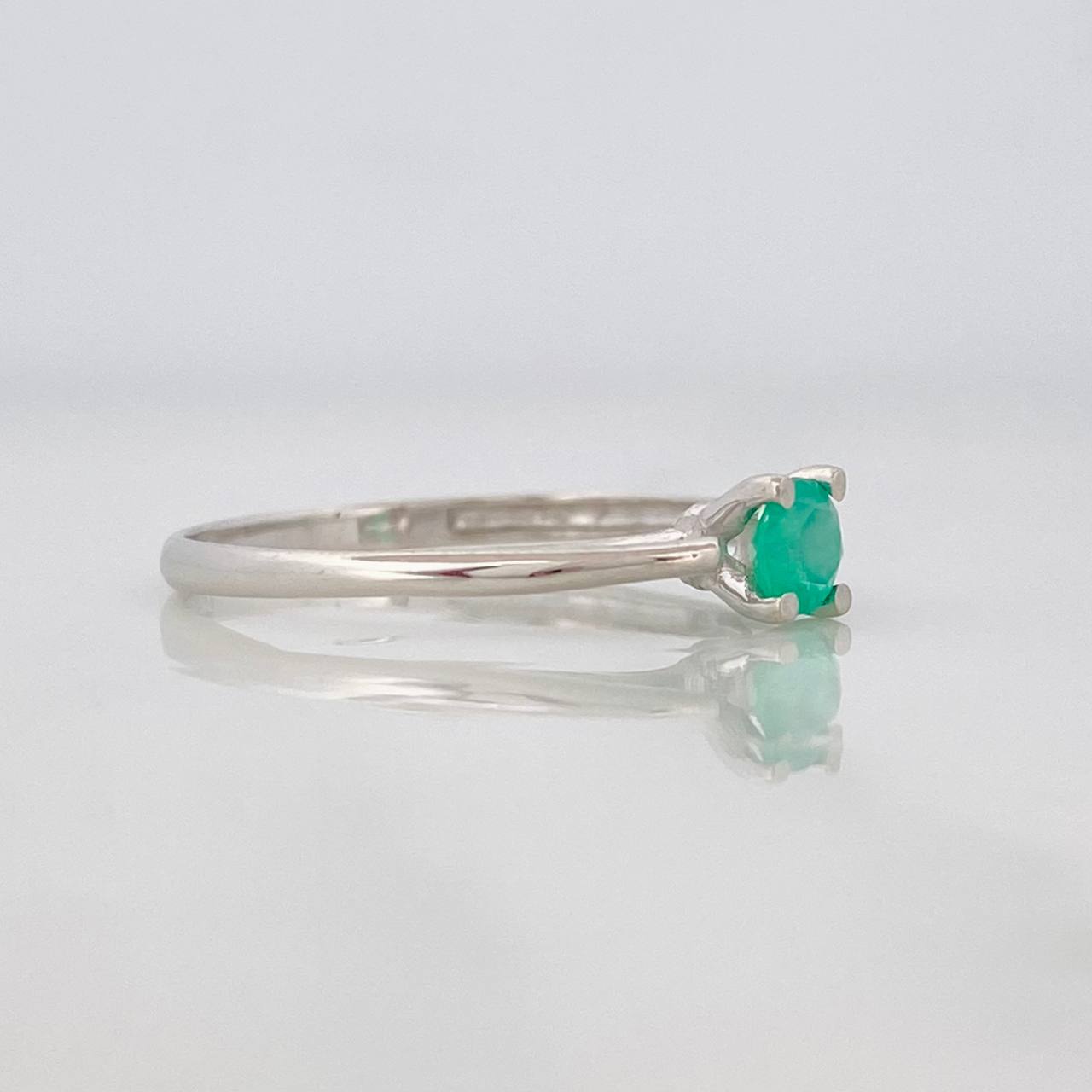 Anillo Solitario Esmeralda 24pts 1.15g / T7 1/4 Oro Blanco 18K