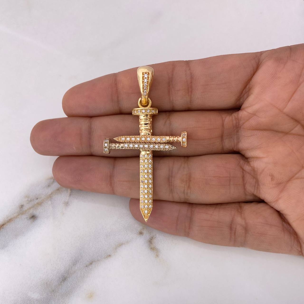 Dije Clavos 9.3gr / 5.5cm / Circones Blancos Tres Oros 18K #