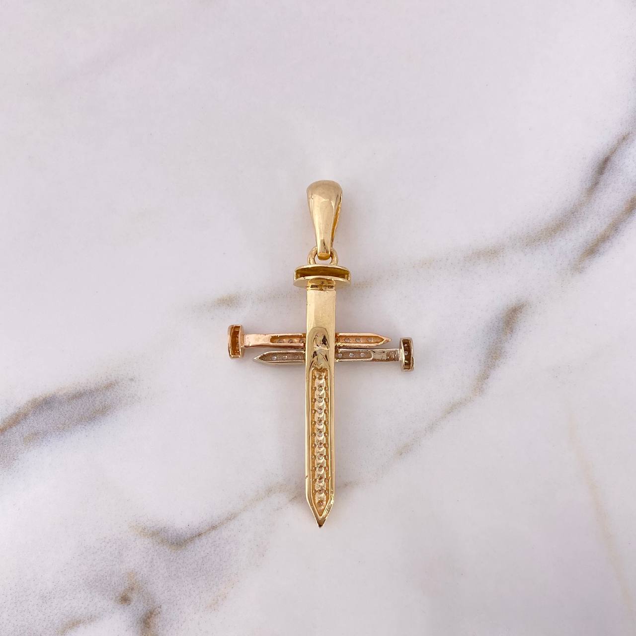 Dije Clavos 9.3gr / 5.5cm / Circones Blancos Tres Oros 18K #
