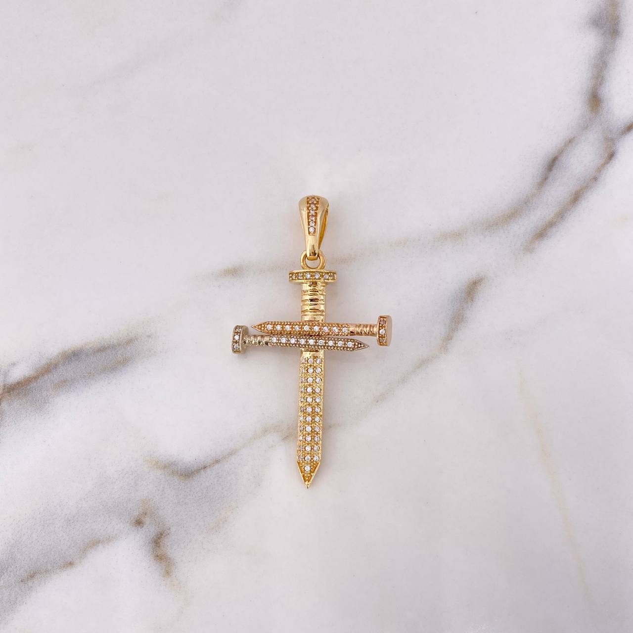 Dije Clavos 9.3gr / 5.5cm / Circones Blancos Tres Oros 18K #