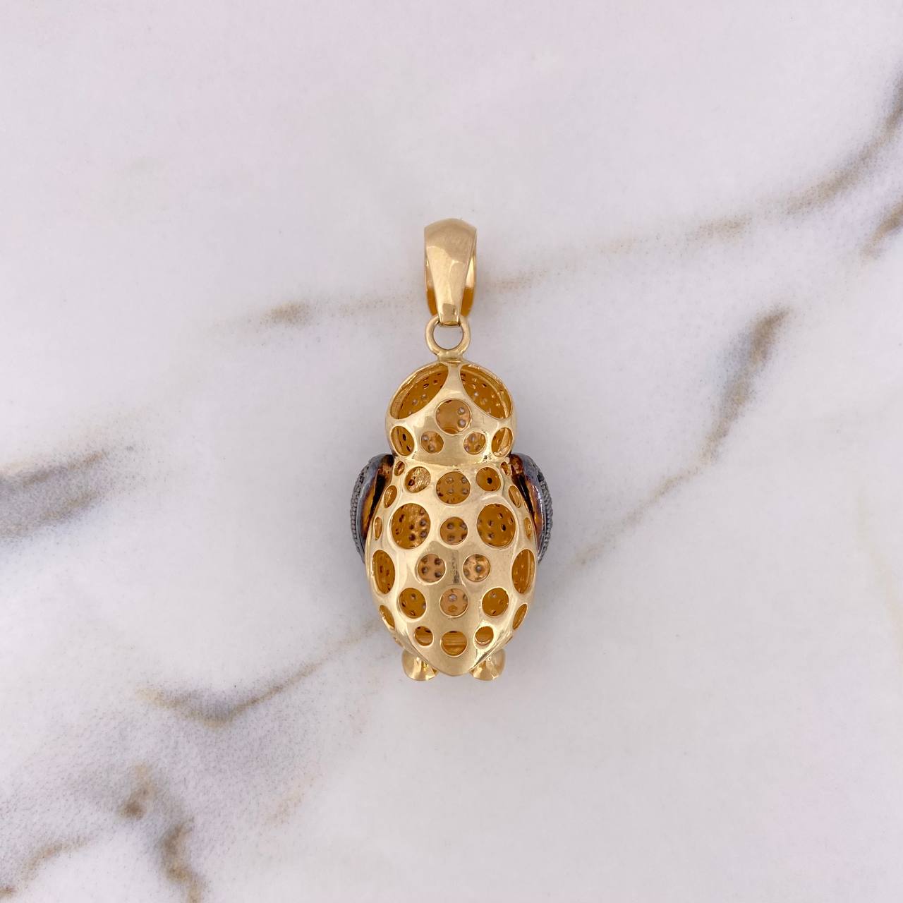 Dije Pingüino 11.9gr / 4.1cm / Circones Blancos Negros Dos Oros Amarillo Blanco 18K $
