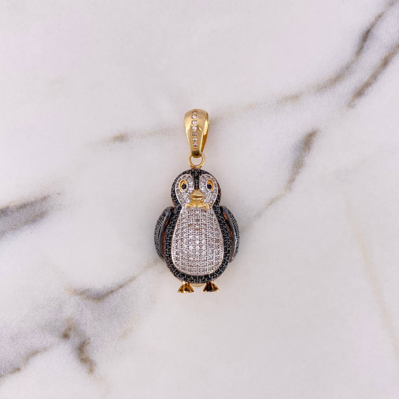Dije Pingüino 11.9gr / 4.1cm / Circones Blancos Negros Dos Oros Amarillo Blanco 18K $
