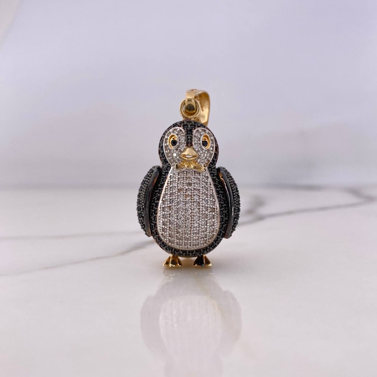Dije Pingüino 11.9gr / 4.1cm / Circones Blancos Negros Dos Oros Amarillo Blanco 18K $