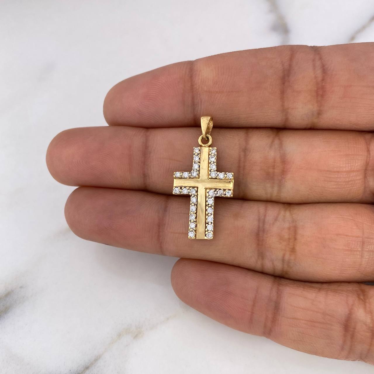 Dije Cruz Liso 1.9gr / 2.6cm / Circones Blancos Oro Amarillo 18K $