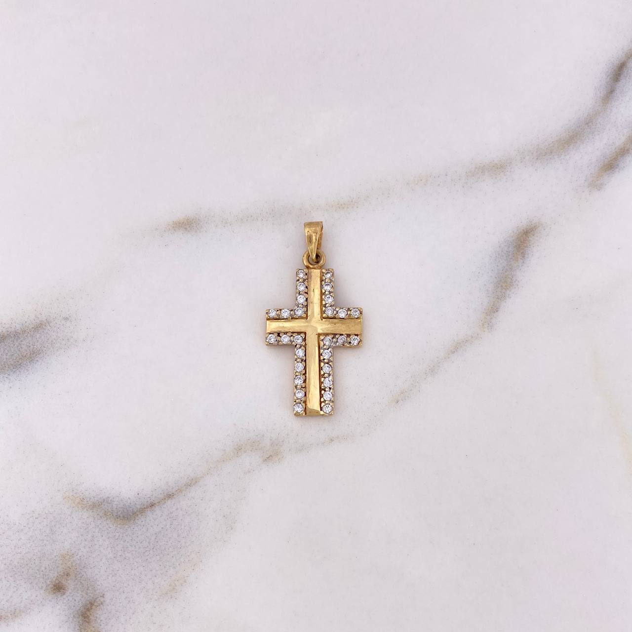 Dije Cruz Liso 1.9gr / 2.6cm / Circones Blancos Oro Amarillo 18K $