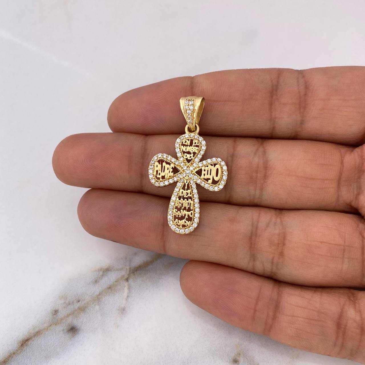 Dije Cruz Bendicion 3.05gr / 3.3cm / Circones Blancos Oro Amarillo 18K $