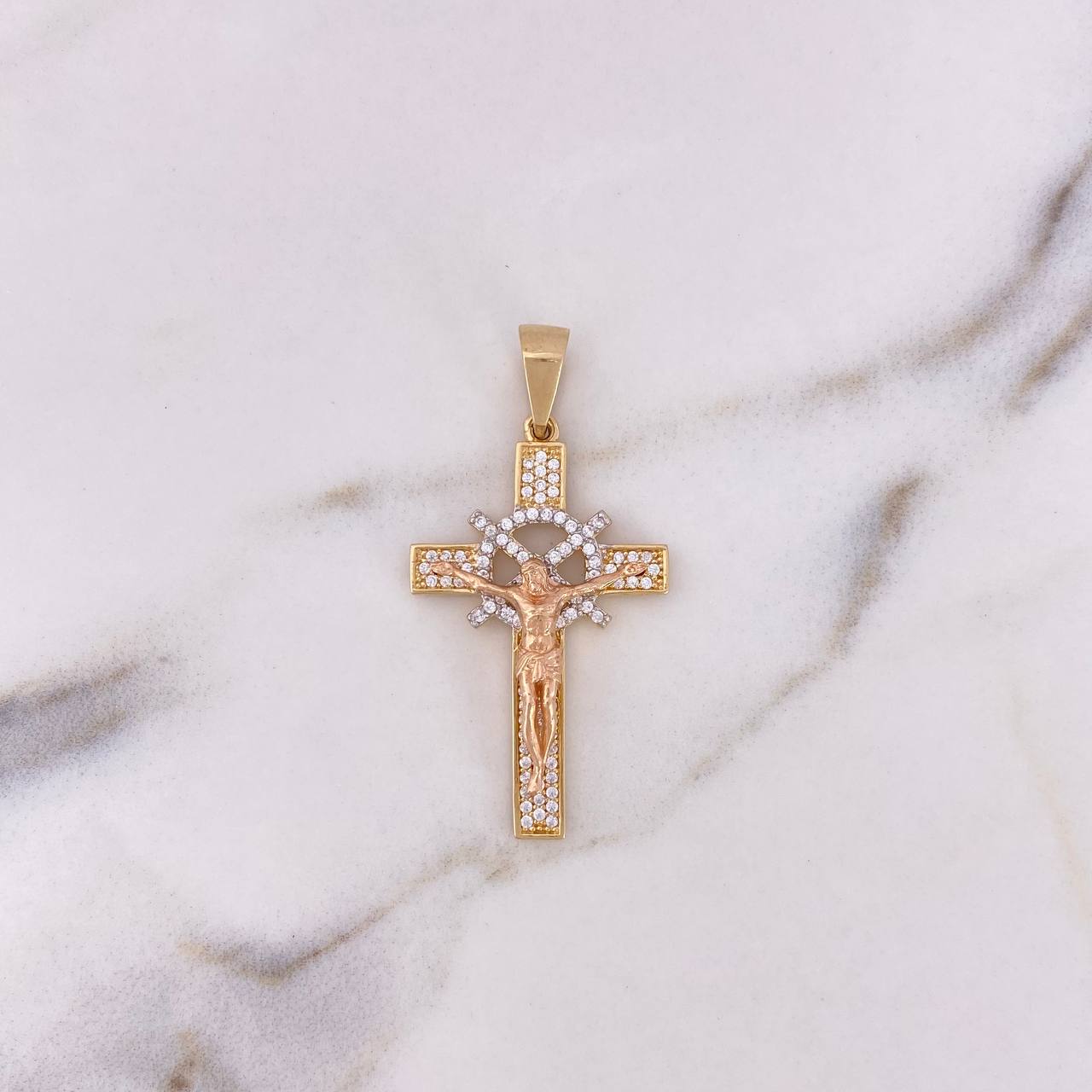 Dije Cristo Cruz Timon 5.2gr / 4.2cm / Circones Blancos Tres Oros 18K #