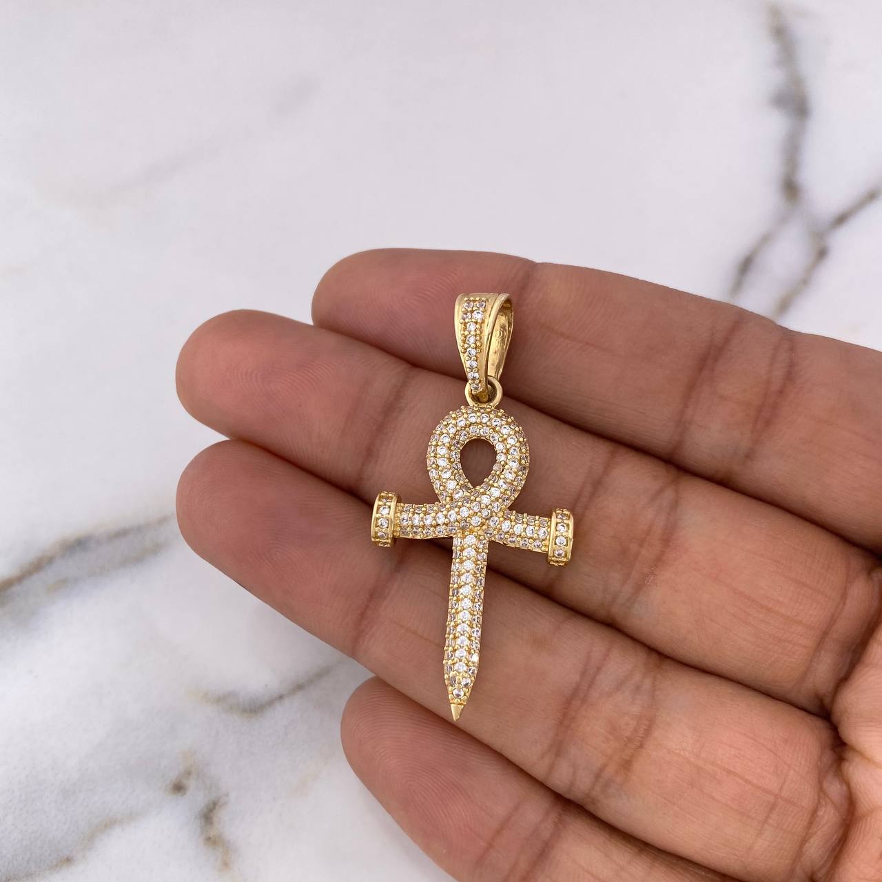 Dije Clavo 4.15gr / 4.2cm / Circones Blancos Oro Amarillo 18K $