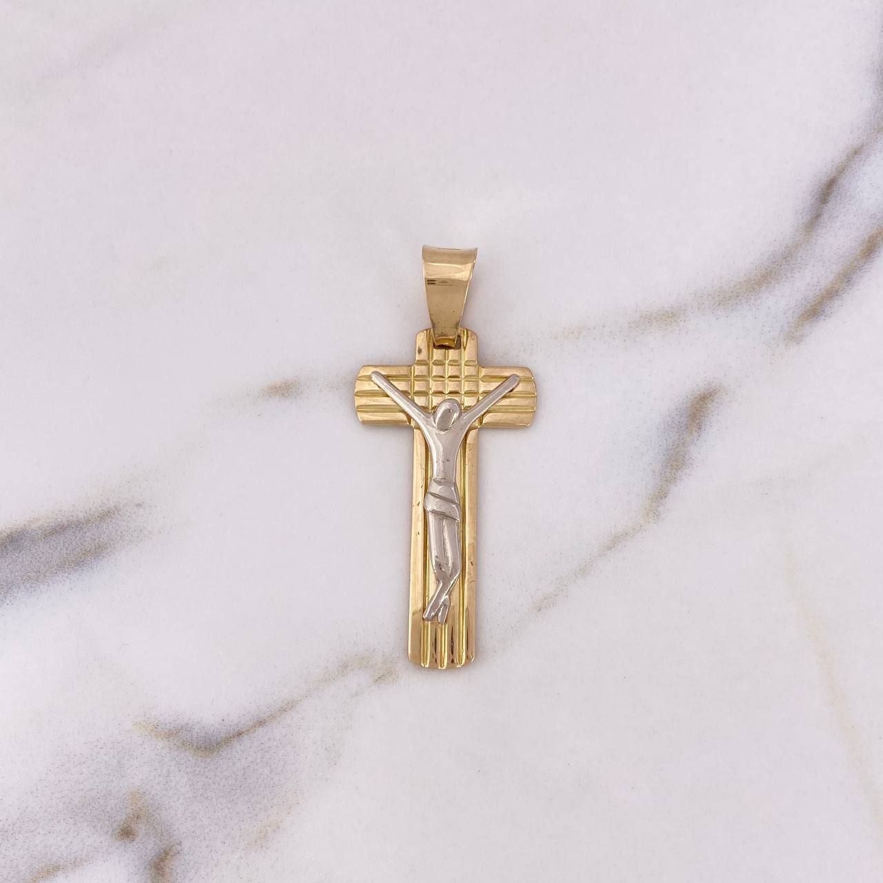 Dije Cruz 6.8gr / 4.6cm / Lisa Dos Oros Amarillo Blanco 18K $