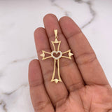 Dije Cruz Silueta Corazon 2.9gr / 4.9cm / Circones Blancos Oro Amarillo 18K $