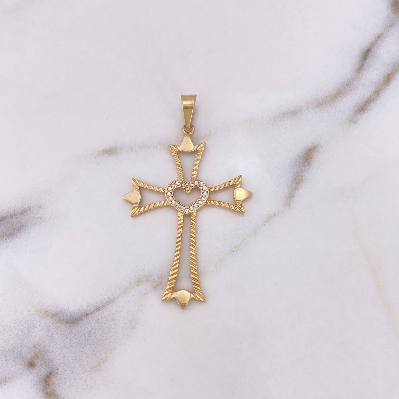 Dije Cruz Silueta Corazon 2.9gr / 4.9cm / Circones Blancos Oro Amarillo 18K $