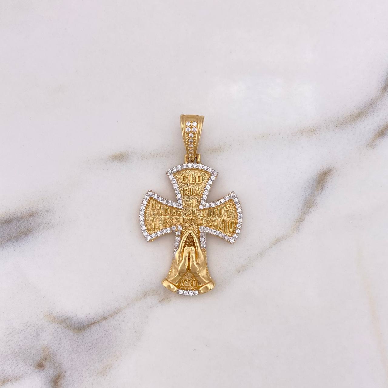 Dije Cruz Gloria Al Padre 7.45gr / 4cm / Circones Blancos Oro Amarillo 18K $