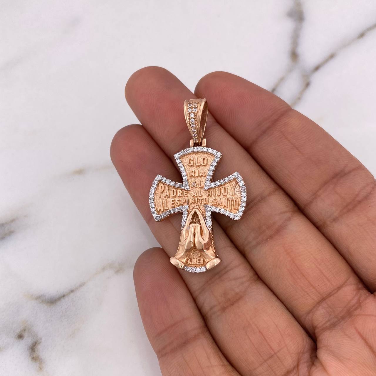 Dije Cruz Gloria Al Padre 6.9gr / 4cm / Circones Blancos Oro Rosa 18K $