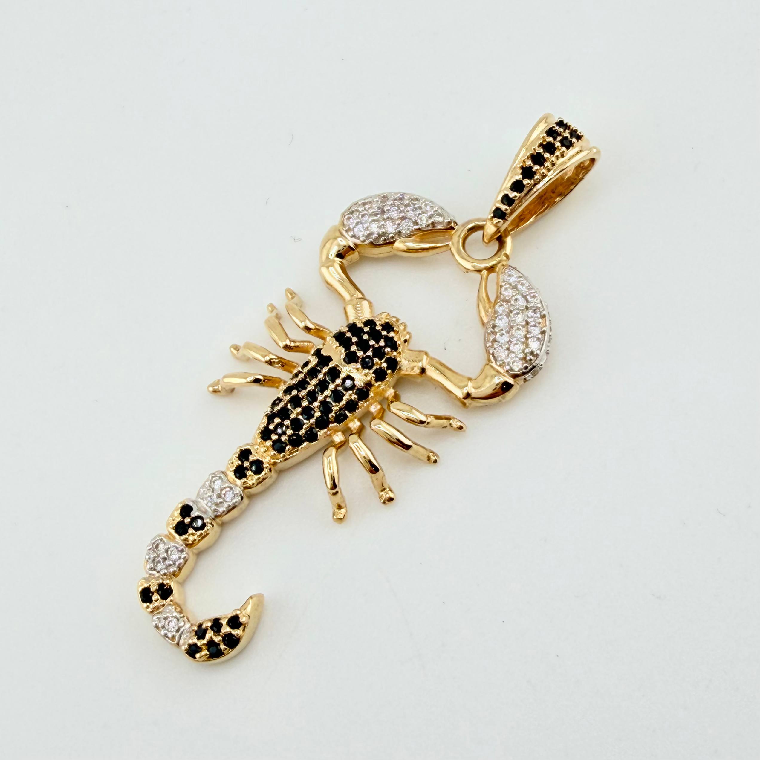 Dije Escorpion 6.4gr / 4.8cm / Dos Oros Amarillo Blanco 18K ©