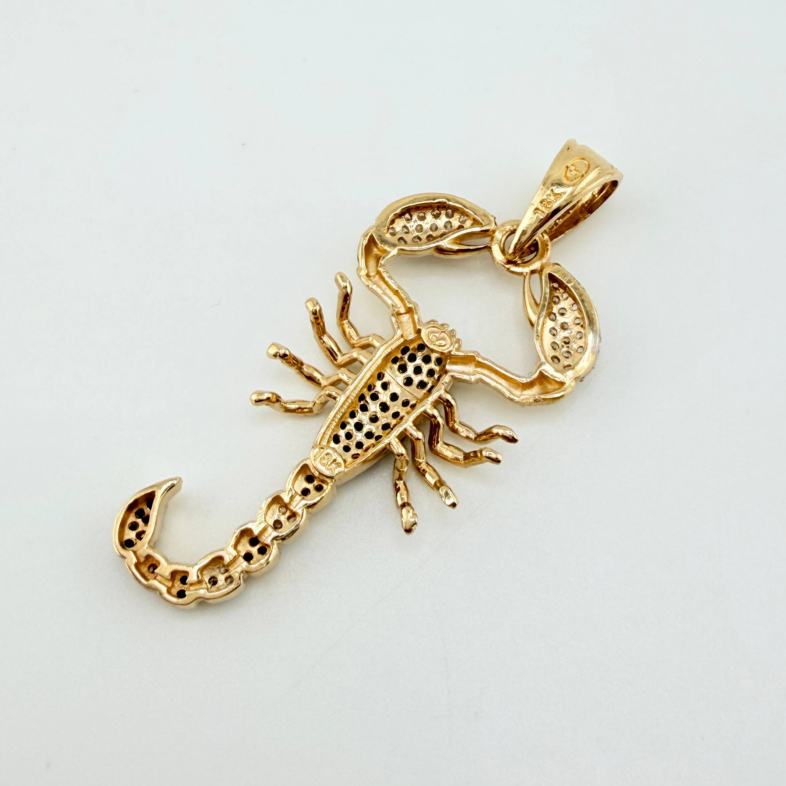 Dije Escorpion 6.4gr / 4.8cm / Dos Oros Amarillo Blanco 18K ©