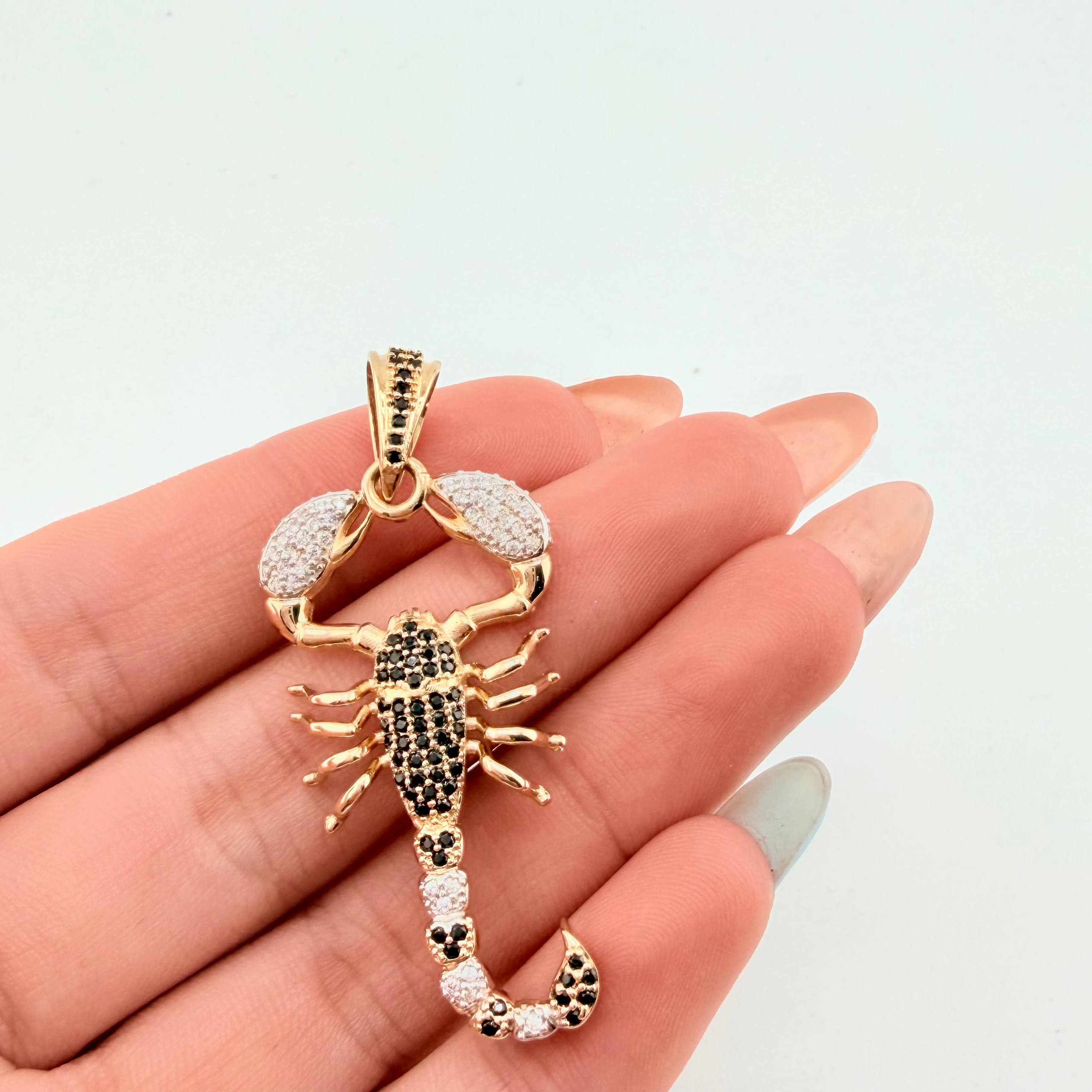 Dije Escorpion 6.4gr / 4.8cm / Dos Oros Amarillo Blanco 18K ©