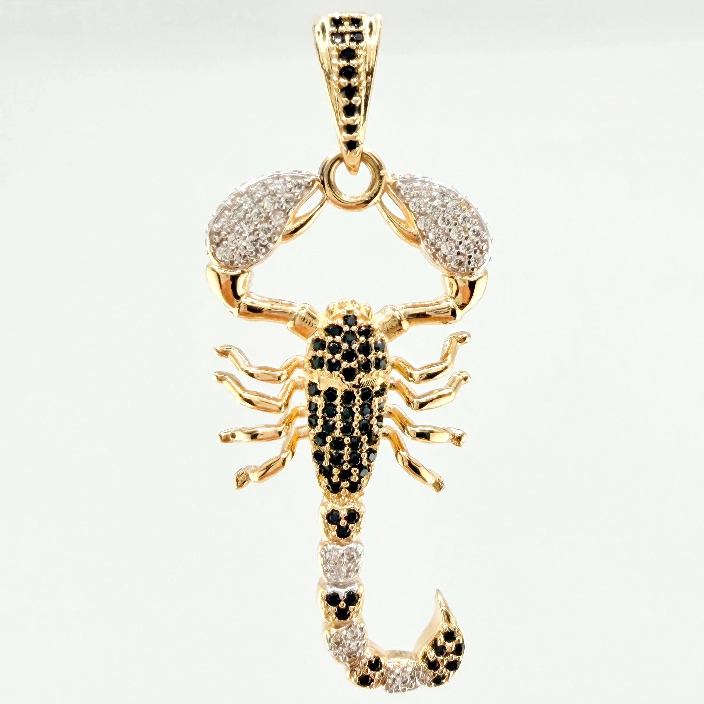 Dije Escorpion 6.4gr / 4.8cm / Dos Oros Amarillo Blanco 18K ©
