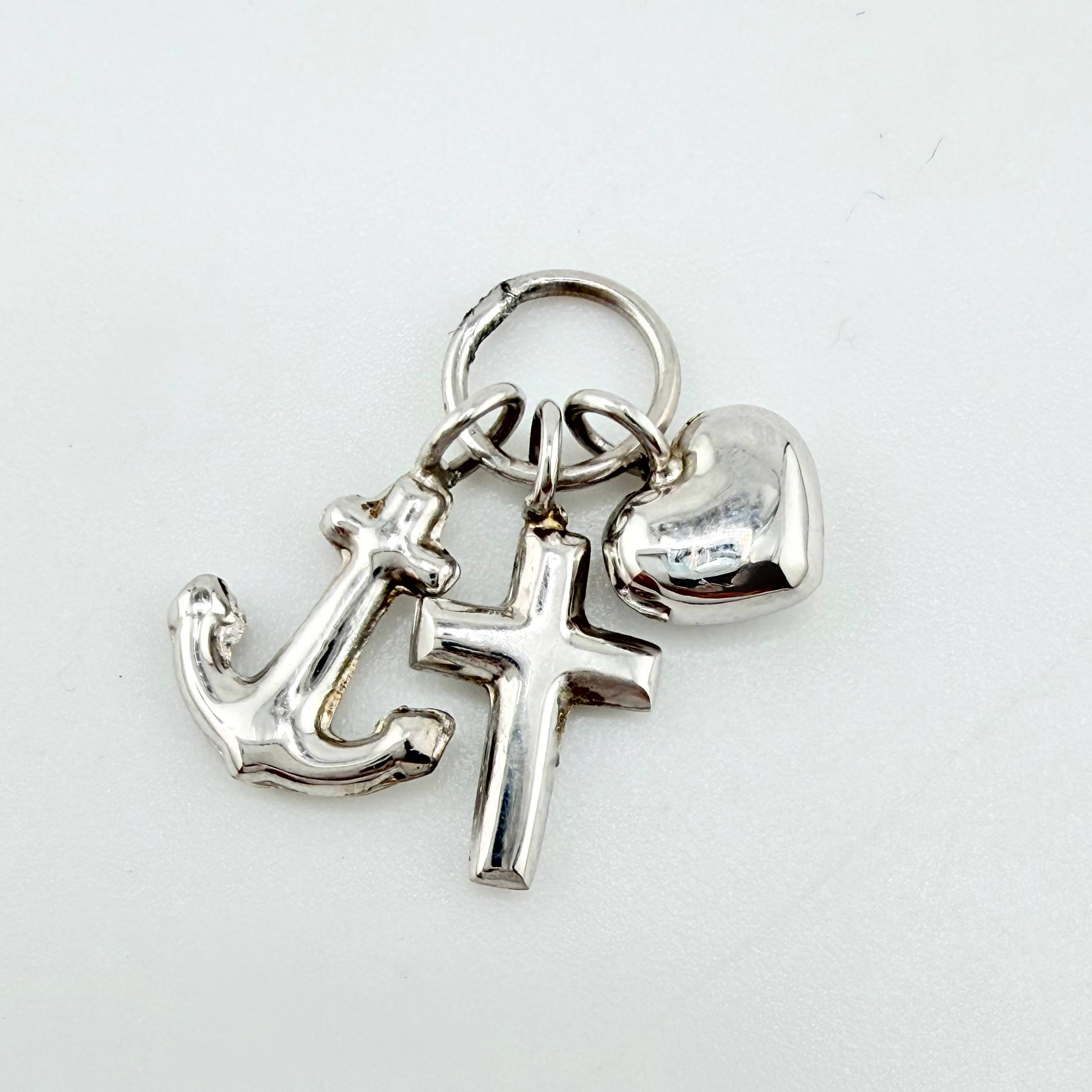 Dije Tres Gracias 0.55gr / 1.5cm / Oro Blanco 18K ©
