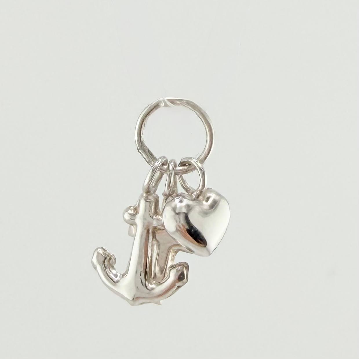 Dije Tres Gracias 0.55gr / 1.5cm / Oro Blanco 18K ©