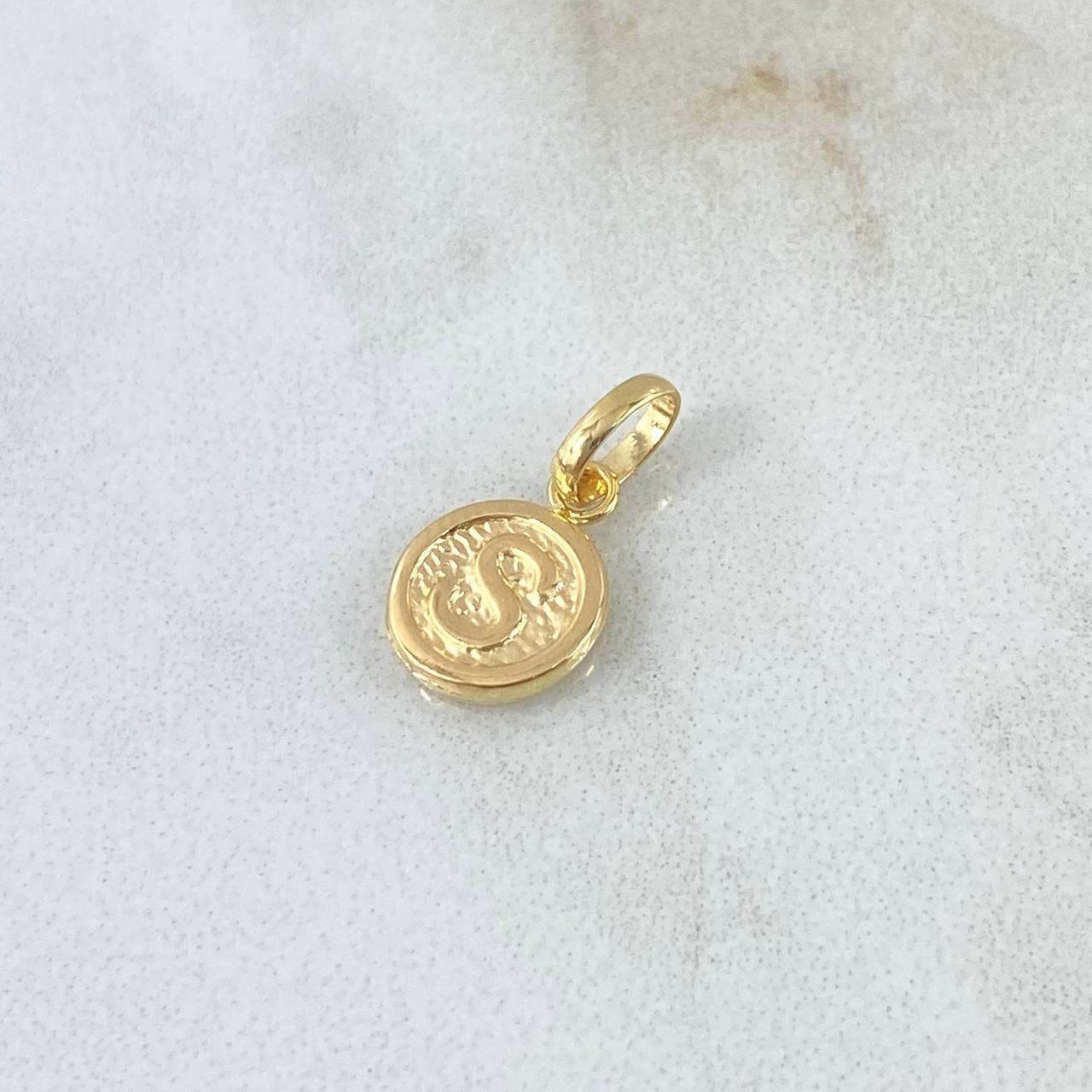 Dije Letra S 0.35gr / 1.5cm / Circulo Texturizado Rustico Oro Amarillo 18K