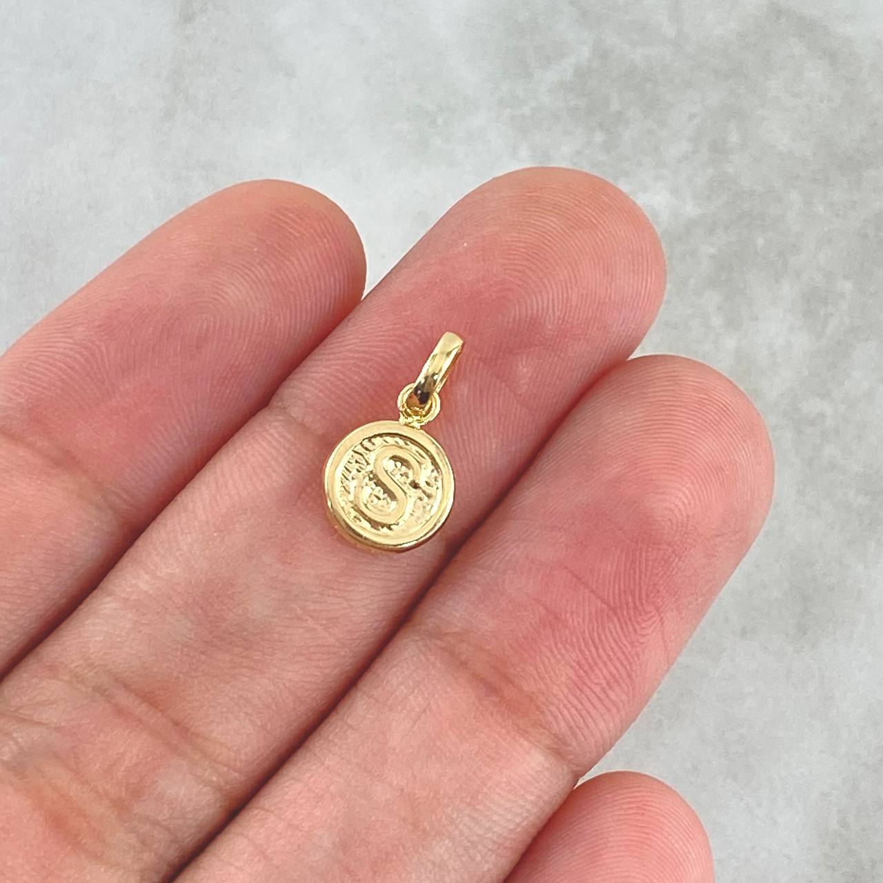 Dije Letra S 0.35gr / 1.5cm / Circulo Texturizado Rustico Oro Amarillo 18K