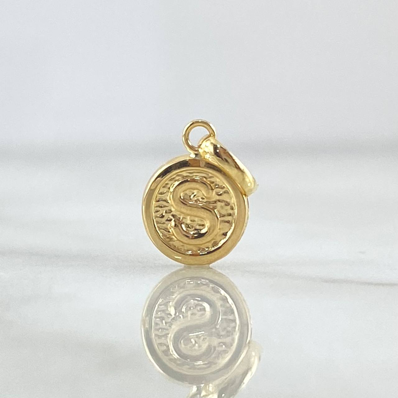 Dije Letra S 0.35gr / 1.5cm / Circulo Texturizado Rustico Oro Amarillo 18K