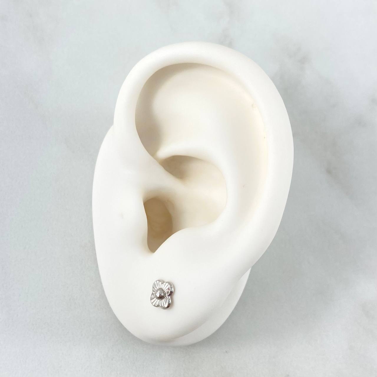 Topos Flor Rayada 0.65gr / 5mm Oro Blanco 18K ©