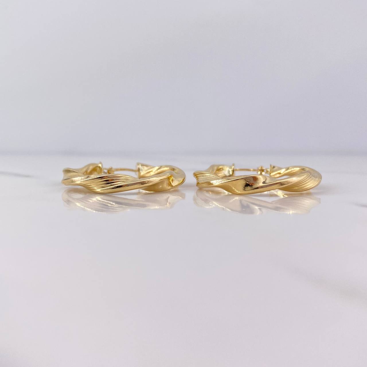 Candongas Jenn 3.95gr / 3cm / Rayadas Entorchadas Oro Amarillo 18K $