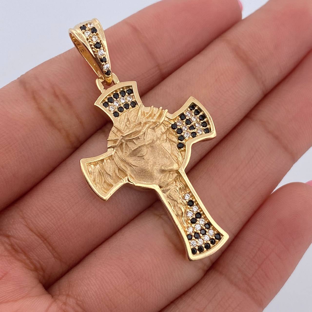Dije Cruz Rostro Cristo 6.65gr / 4.2cm / Circones Negros Blancos Oro Amarillo 18K &