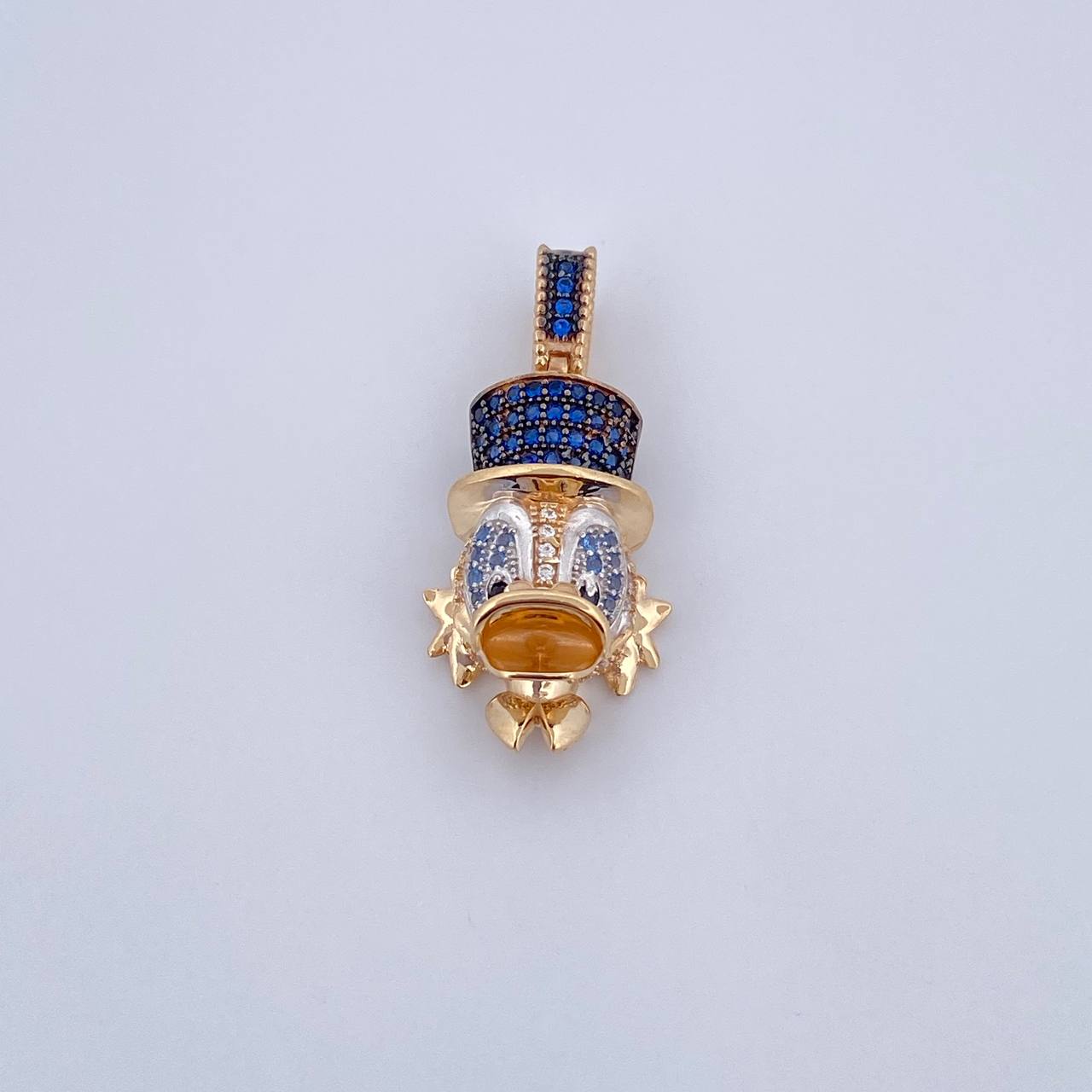 Dije Cabeza Pato Millonario 4.95gr / 3cm / Circones Azules Blancos Dos Oros Amarillo Blanco 18K &