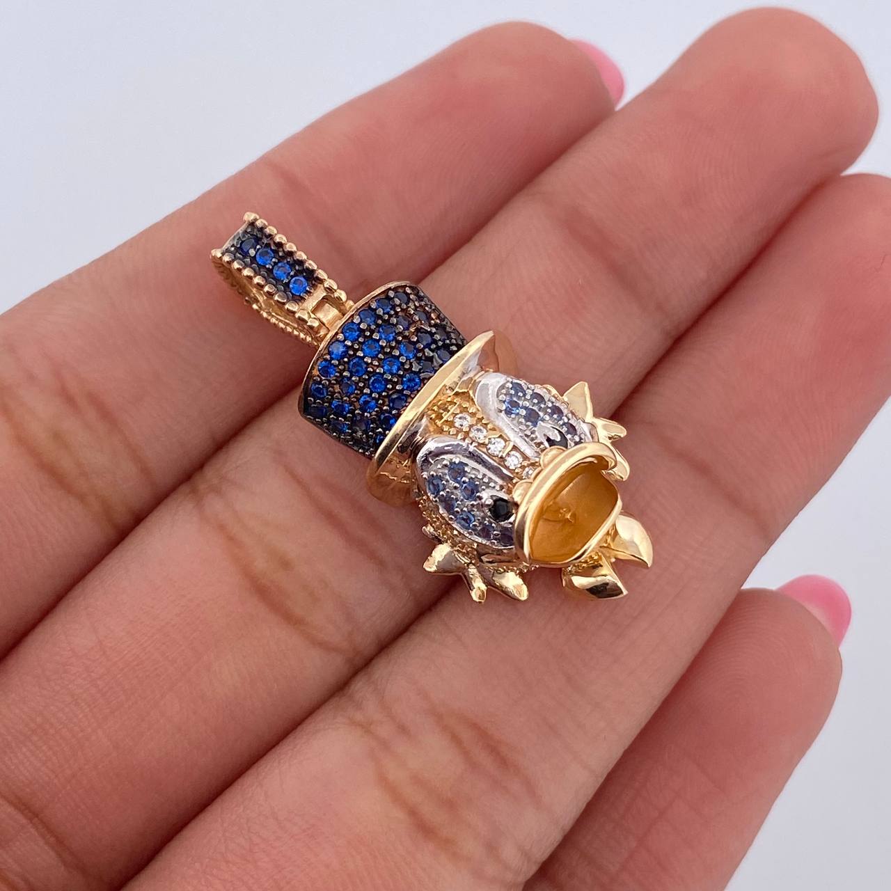 Dije Cabeza Pato Millonario 4.95gr / 3cm / Circones Azules Blancos Dos Oros Amarillo Blanco 18K &